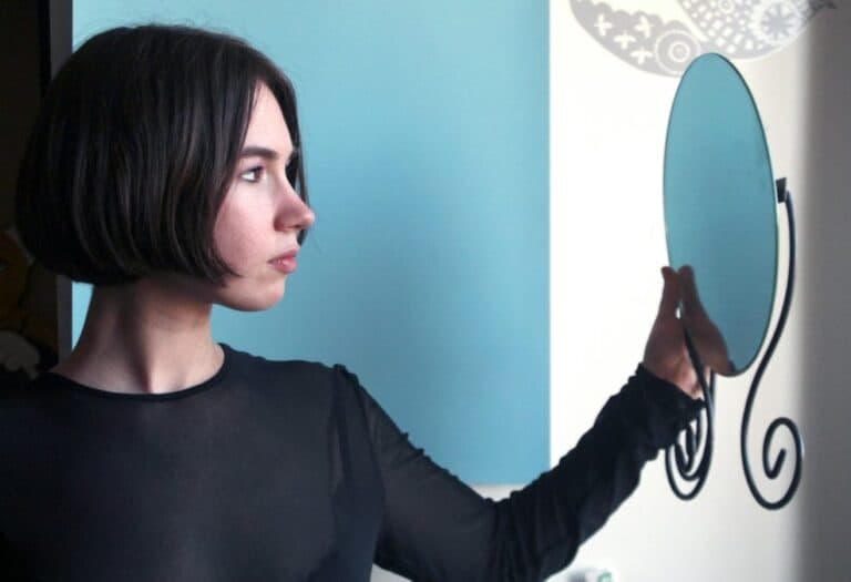 Η θέση ύπνου που γερνάει το δέρμα Τι λέει γιατρός