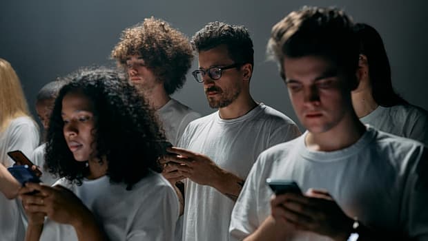 Η υπερβολική χρήση smartphones αλλάζει τον εγκέφαλο