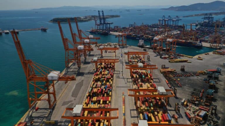 Το λιμάνι του Πειραιά πιέζεται από τη γεωπολιτική αναταραχή