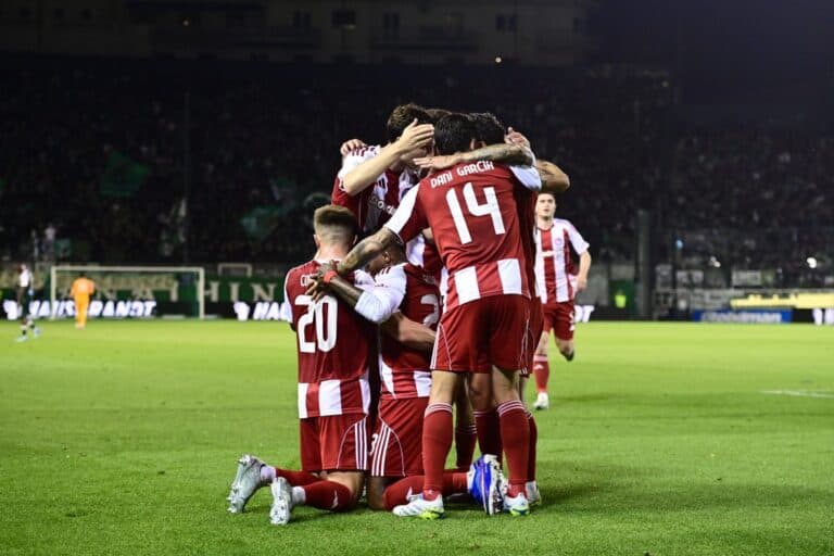 Ο Ολυμπιακός νικά τον Παναθηναϊκό και παραμένει ζωντανός στη διεκδίκηση του τίτλου