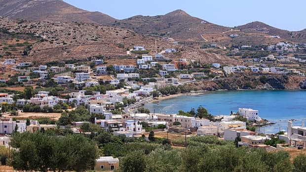 Η Σύρος στο επίκεντρο των βρετανικών media ως διαμάντι των Κυκλάδων