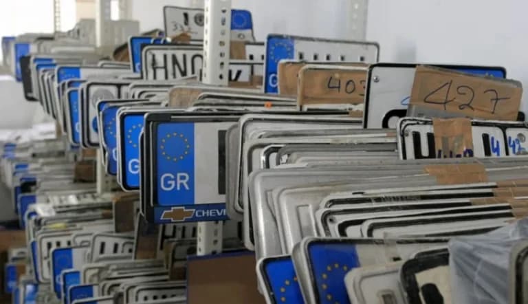 Το νέο σύστημα πινακίδων φέρνει το υπουργείο Μεταφορών