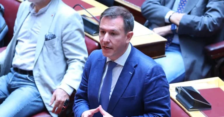 Ο Δουδωνής σατιρίζει τον Μητσοτάκη για την Τούνη στη Βουλή